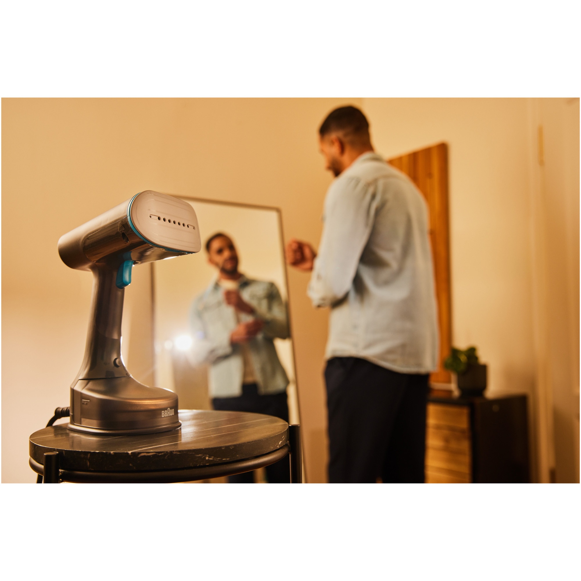 Aparat de calcat vertical cu abur Braun GS5031BL 0X13810101, 1200W, abur variabil 25 g/min, rezervor detasabil 150 ml, talpa Dual FreeGlide 3D, incalzire rapida 45 sec, perie pentru tesaturi groase, Albastru