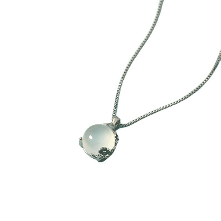 Colier din calcedonie alba cu flori de prune pentru femei