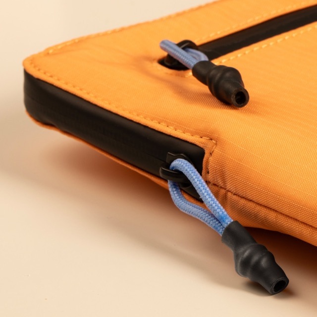 Husa Native Union compatibila laptop Apple MacBook Air, MacBook Pro, 16", nailon reciclat, Apricot Crush