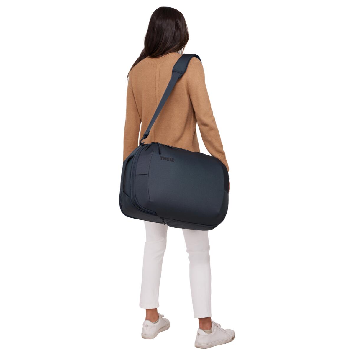 Rucsac de calatorie potrivit pentru un laptop 16" si o tableta de 12.9", 40 L, Negru