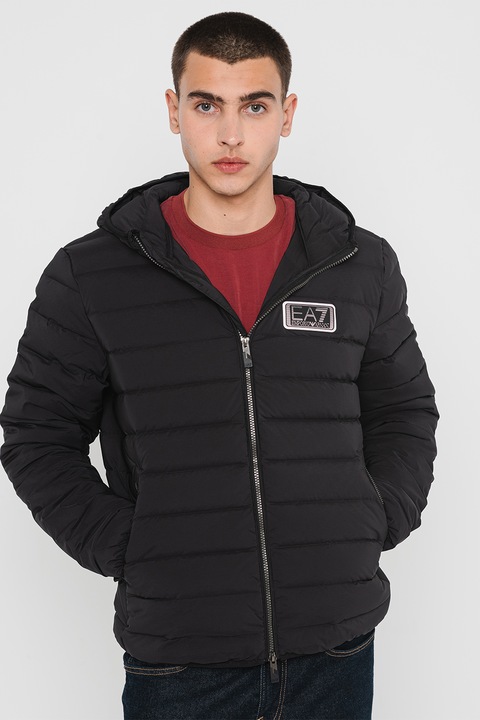 EA7, Kapucnis pihével bélelt télikabát steppelt dizájnnal, Fekete