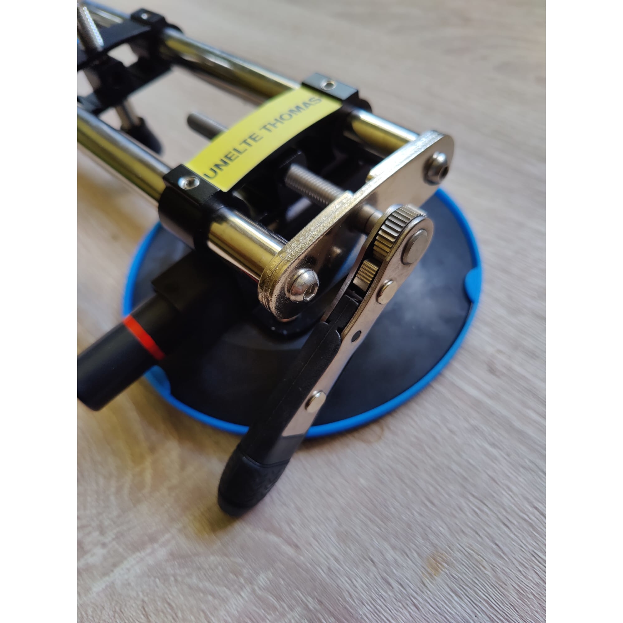 Sistem de pozitionare si imbinare cu 2 ventuze cu vacuum