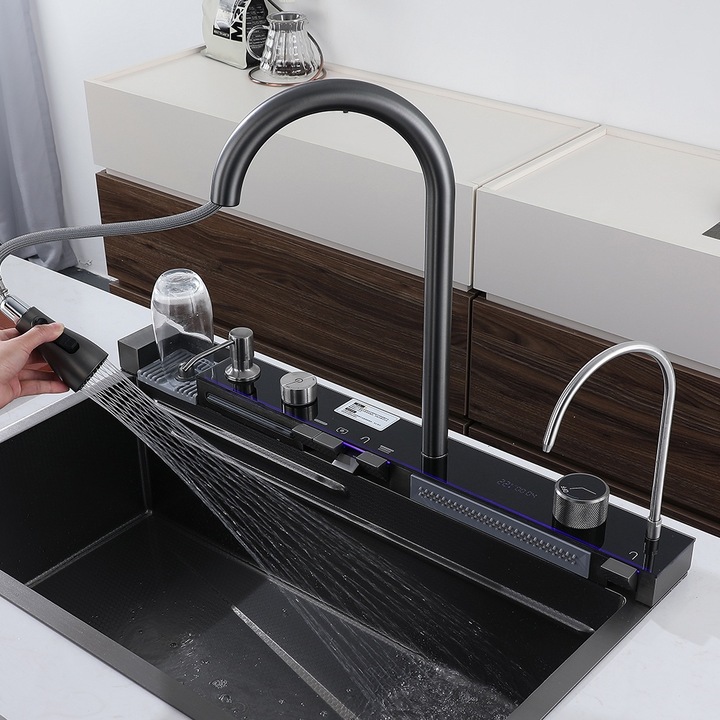 Chiuveta Multifunctionala pentru Bucatarie, Toate Accesoriile incluse, Dus Extractabil, Tocator ABS, Material Antiaderent, Afisaj LCD pentru Temperatura Apei, Doua Functii Cascada, Finisaj Gri Grafit, Dimensiune 75x46 cm