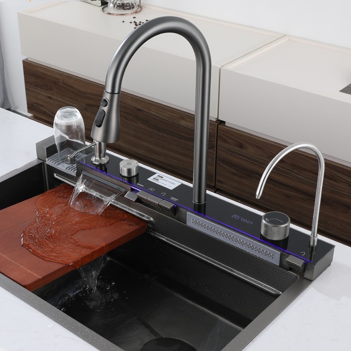 Chiuveta Multifunctionala pentru Bucatarie, Toate Accesoriile incluse, Dus Extractabil, Tocator ABS, Material Antiaderent, Afisaj LCD pentru Temperatura Apei, Doua Functii Cascada, Finisaj Gri Grafit, Dimensiune 75x46 cm