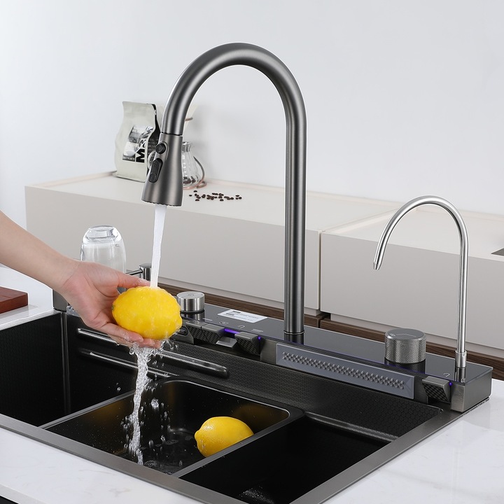 Chiuveta Multifunctionala pentru Bucatarie, Toate Accesoriile incluse, Dus Extractabil, Tocator ABS, Material Antiaderent, Afisaj LCD pentru Temperatura Apei, Doua Functii Cascada, Finisaj Gri Grafit, Dimensiune 75x46 cm