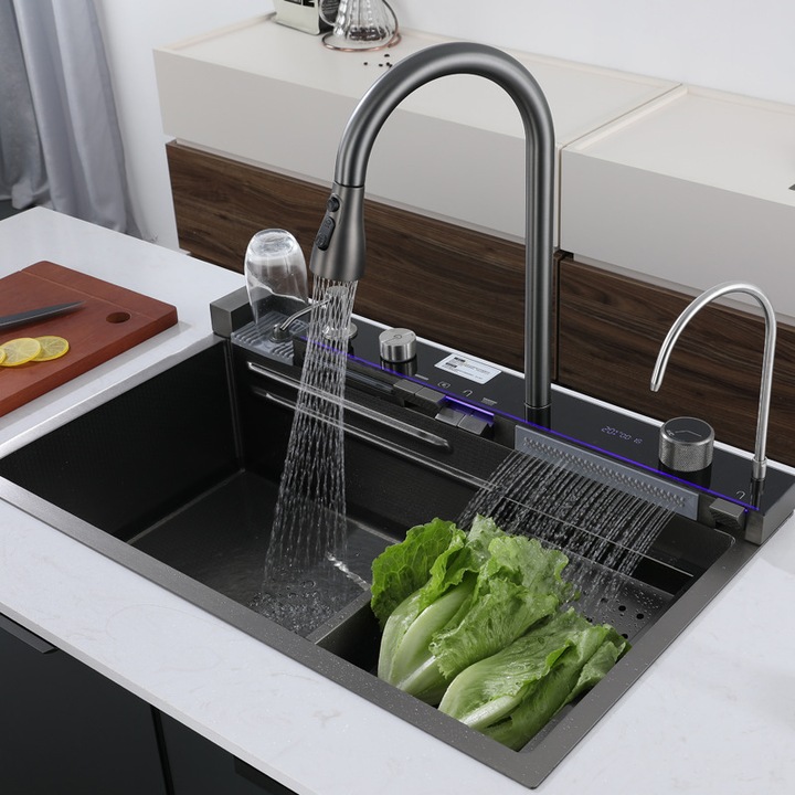 Chiuveta Multifunctionala pentru Bucatarie, Toate Accesoriile incluse, Dus Extractabil, Tocator ABS, Material Antiaderent, Afisaj LCD pentru Temperatura Apei, Doua Functii Cascada, Finisaj Gri Grafit, Dimensiune 75x46 cm