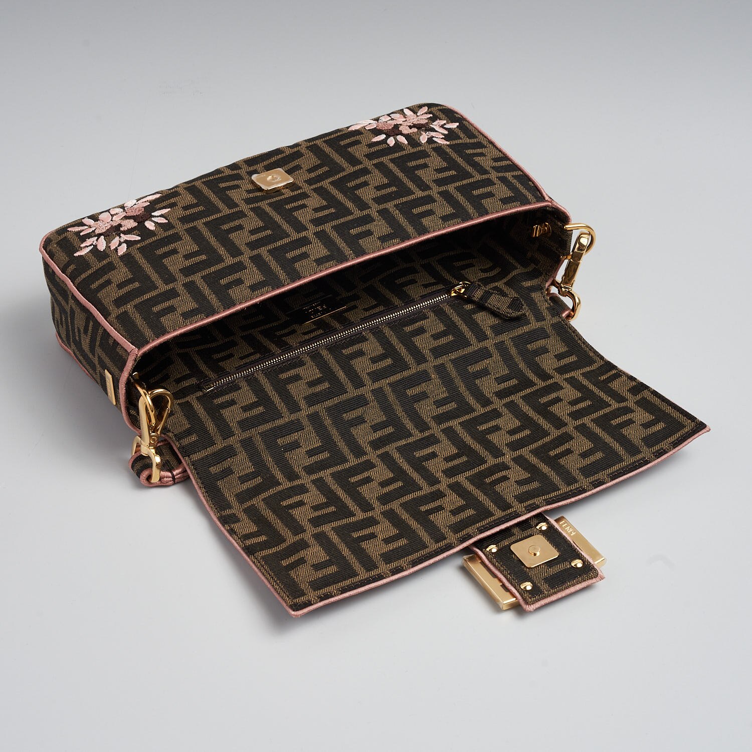 Geanta Fendi Baguette Flower, 27 X 15 X 6 cm - eMAG.ro