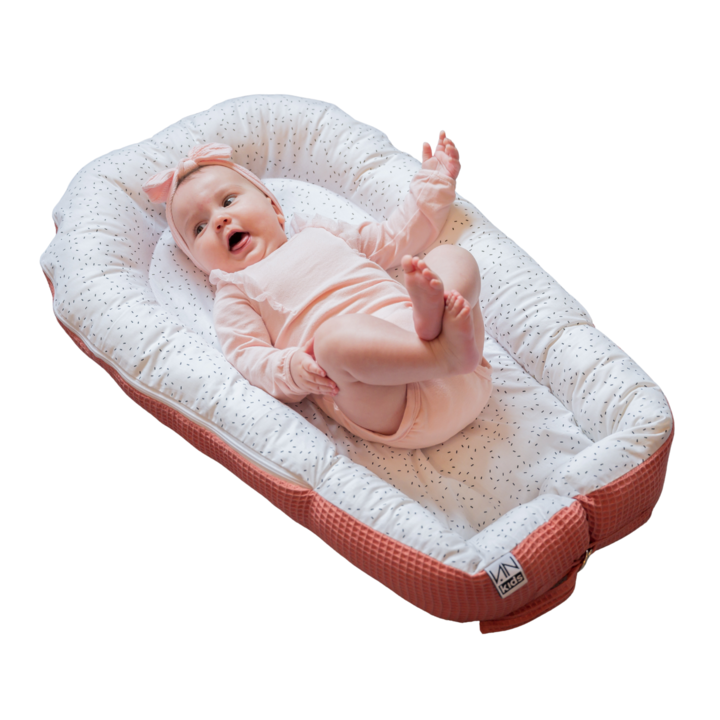 Cosulet bebelus, materiale certificate Oeko-Tex Standard 100 Clasa 1, 100% bumbac, Saltea burete, Umplutura hipoalergenica poliester 100% tip bilute SuperBall, corai, 50x80 cm