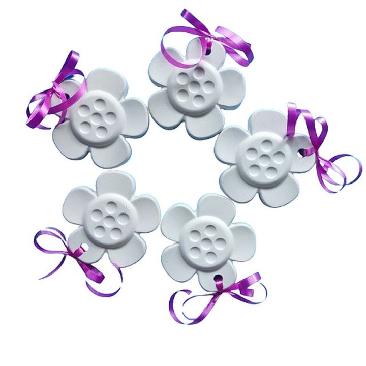 Figurine Ipsos de pictat - Model Flori cu magnet, dimensiuni mari cuprinse intre 6,7 – 6,7 cm, 5 piese