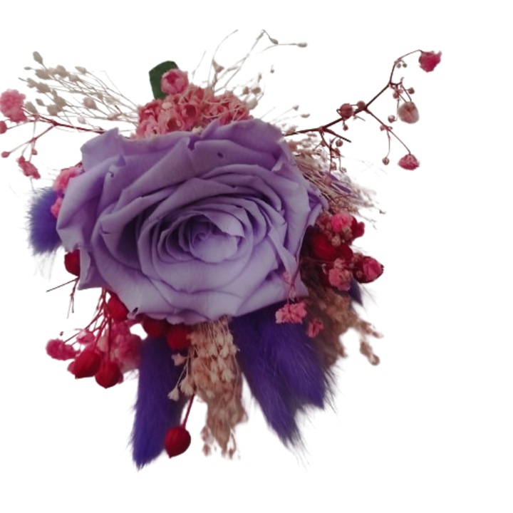 Floare de pus in piept mire/nas, trandafir criogenat mov 5cm si plante uscate, sistem de prindere tip brosa