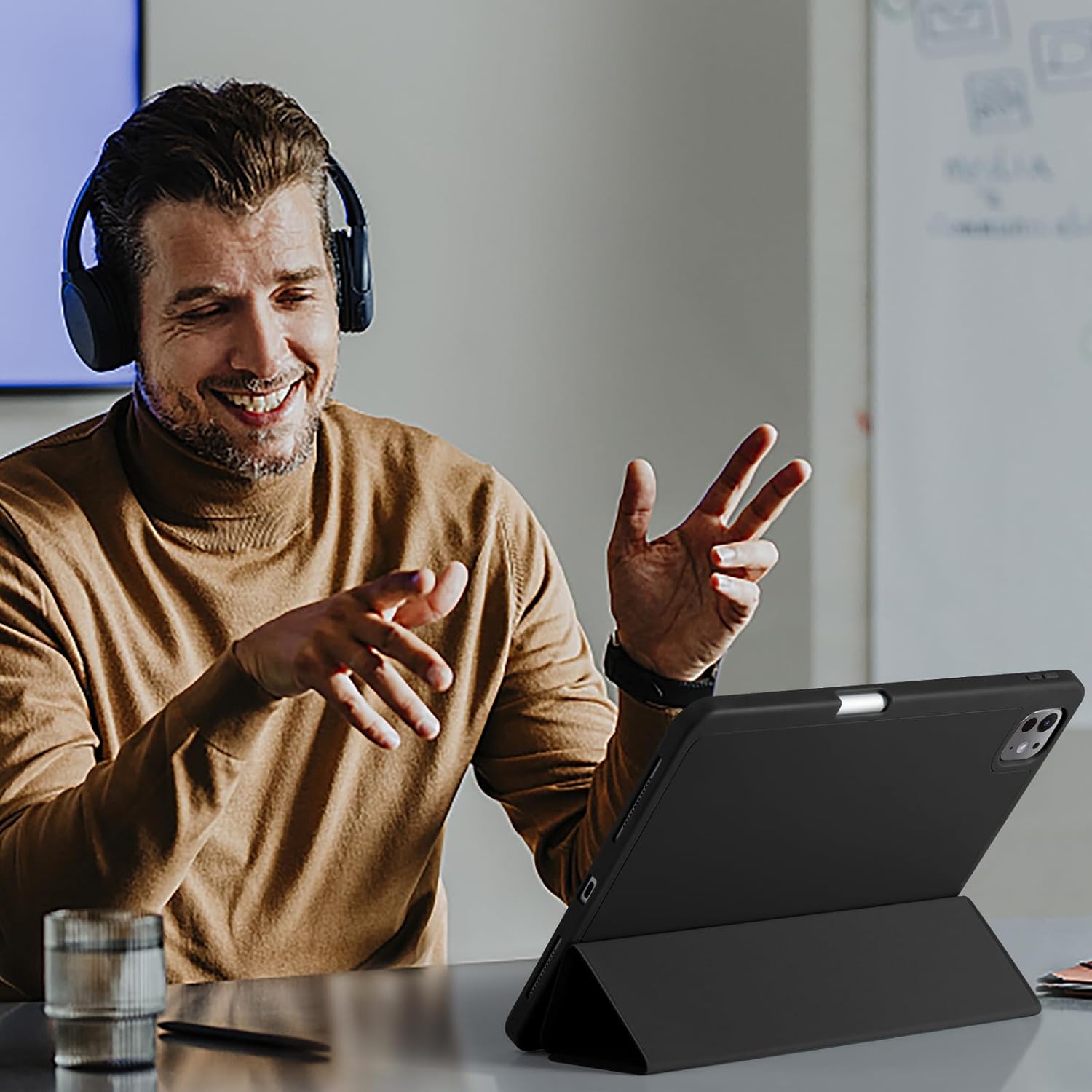 Husa pentru iPad Pro 13 M5 2025 cu functie wake-up/sleep si compartiment pentru Apple Pen, tip stand - negru