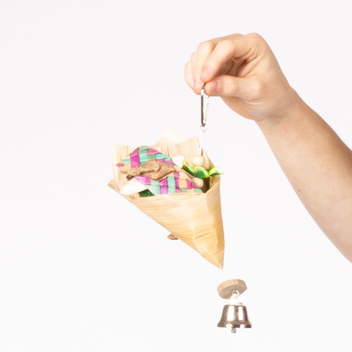 Jucarie Parrot Planet, naturala, stimulare fizica si mentala, 24x12cm