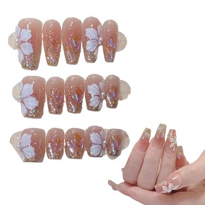 Körömdíszítők és műkörmös kellékek