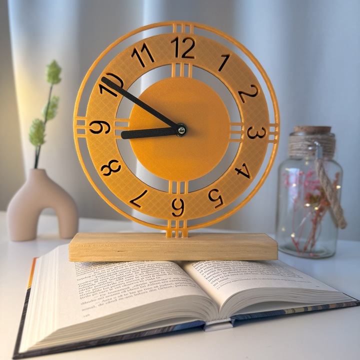 Ceas de birou - Mecanism SILENTIOS – DECORADI®, Eco-friendly, Baza din Lemn Natural, Afisare cu cifre arabe, Design Abstract, Auriu 22.5cm – Cadou sau Ceas de camera decorativ cu design modern, Printat 3D din PLA ECO (plastic biodegradabil)