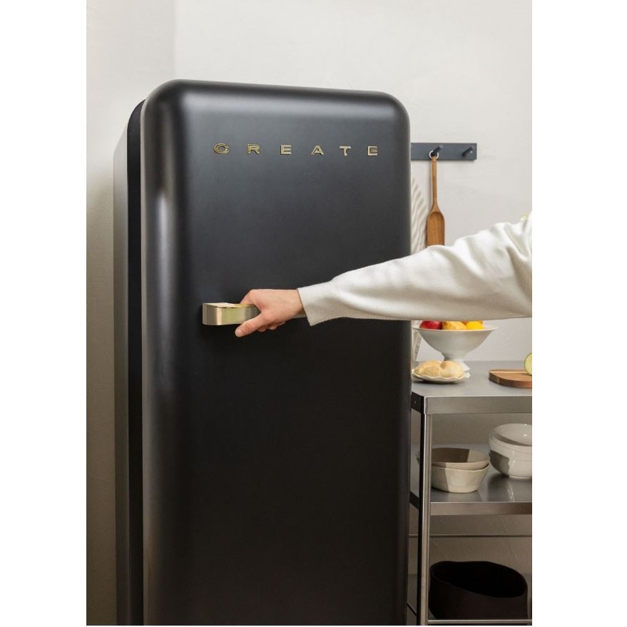 Frigider Retro CREATE, capacitate 281 litri, H 150 cm, congelator 21 litri, temperatura reglabila, 3 rafturi din sticla, 1 raft otel pentru sticle, 4 compartimente pe usa, compartiment fructe/legume, iluminare interioara, maner gold, negru