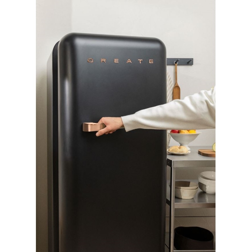 Frigider Retro CREATE, capacitate 281 litri, H 150 cm, congelator 21 litri, temperatura reglabila, 3 rafturi din sticla, 1 raft otel pentru sticle, 4 compartimente pe usa, compartiment fructe/legume, iluminare interioara, maner rose gold, negru