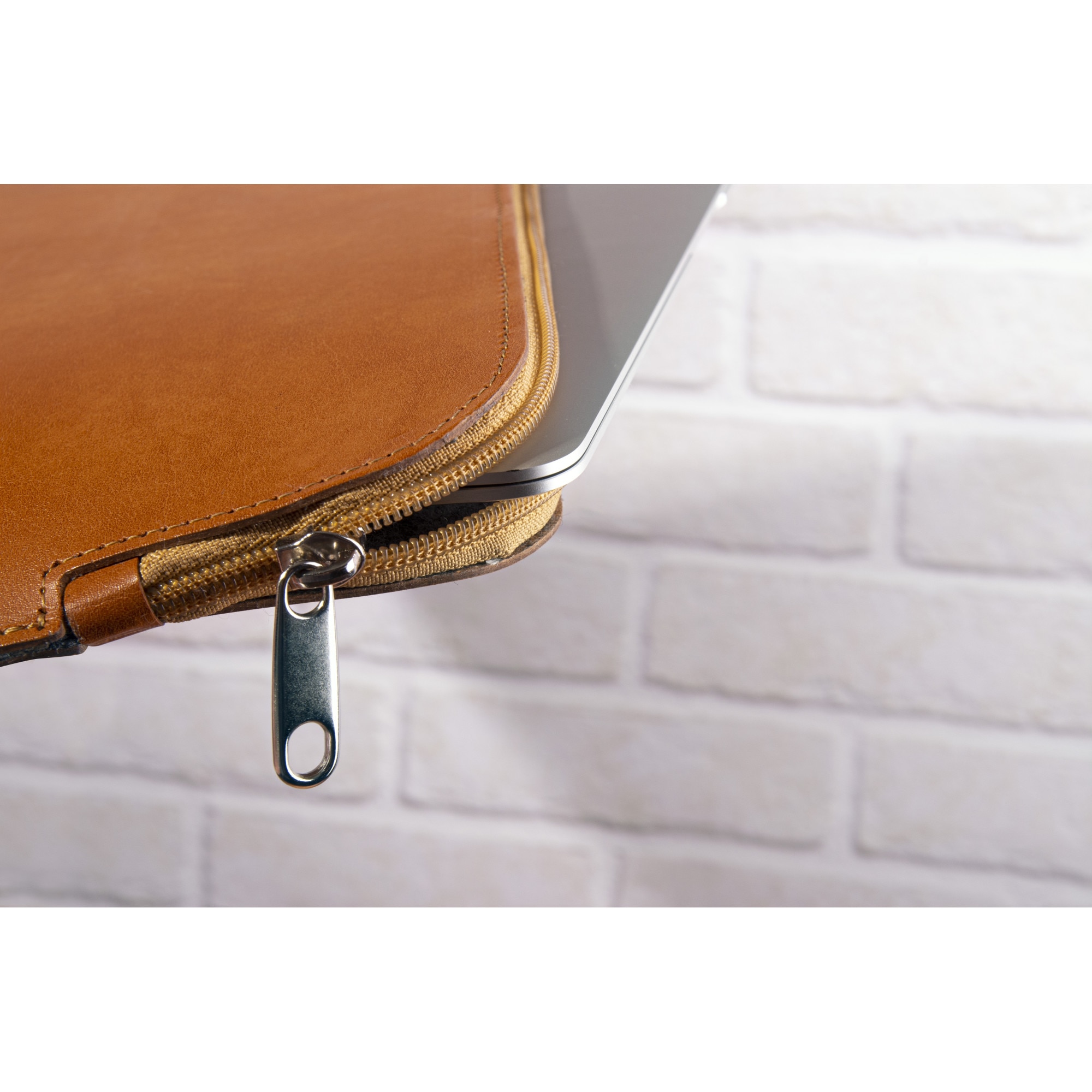 Husa de piele premium cu fermoar pentru MACBOOK AIR 15, culoare maro