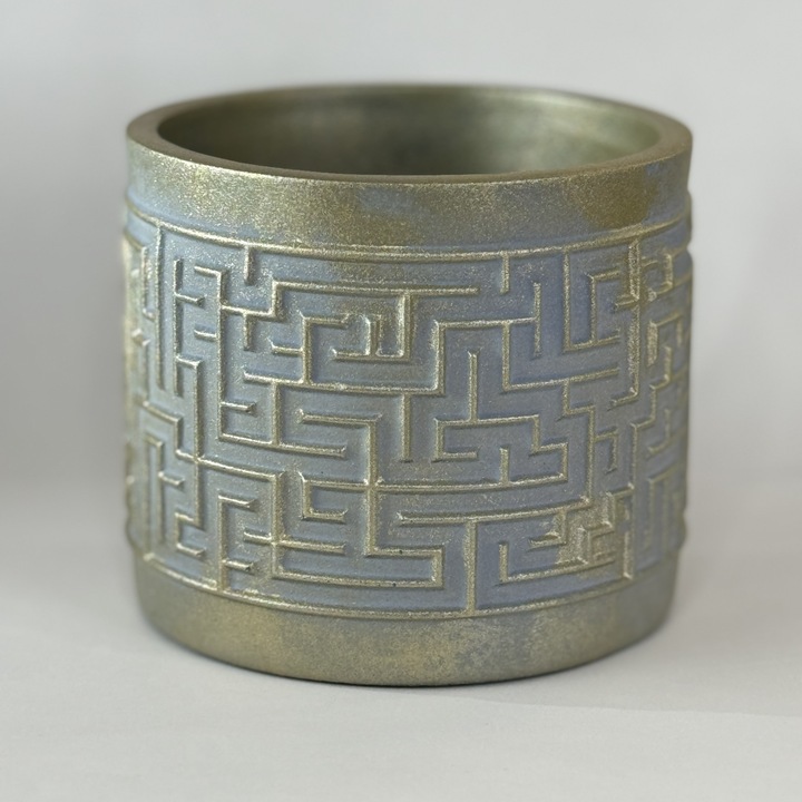 Set Ghiveci decorativ Labirint Potto + Ghiveci plastic pentru plantare, suport pentru plante, beton arhitectural Albastru, patina aurie, interior D 12 cm x h 11.1 cm, exterior D 14.1 cm x h 12 cm