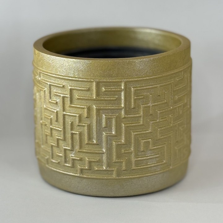 Set Ghiveci decorativ Labirint Potto + Ghiveci plastic pentru plantare, suport pentru plante, beton arhitectural Galben, patina aurie, interior D 12 cm x h 11.1 cm, exterior D 14.1 cm x h 12 cm