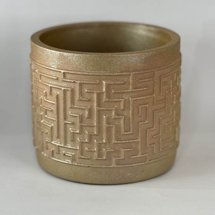 Set Ghiveci decorativ Labirint Potto + Ghiveci plastic pentru plantare, suport pentru plante, beton arhitectural Rosu, patina aurie, interior D 12 cm x h 11.1 cm, exterior D 14.1 cm x h 12 cm