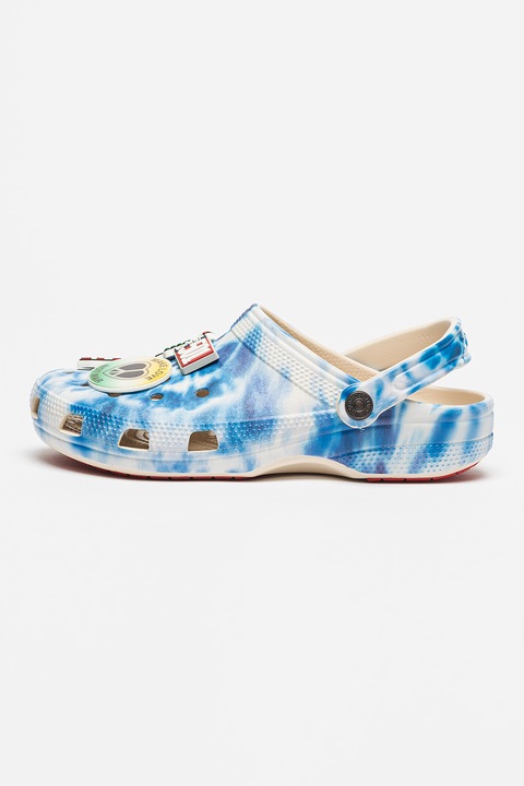 Crocs, Levis batikolt mintás crocs papucs charmokkal, Fehér/Kék, 37-38