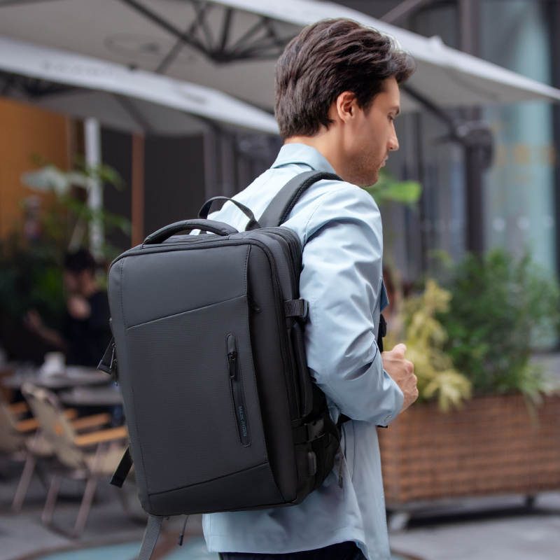 Rucsac Mark Ryden Pentru Laptop 17.3 inch, Tableta 11 inch, Extensibil de la 26L pana la 39L, Port USB, Total Impermeabil, Sistem Antifurt, Spatios, negru