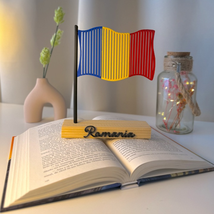 Decoratiune Casa, Steagul Romaniei – DECORADI®, Eco-friendly, Baza din Lemn Natural, Design Abstract, Multicolor 18 cm – Cadou sau Decoratiune de interior cu design modern, Printat 3D din PLA Eco (plastic biodegradabil)