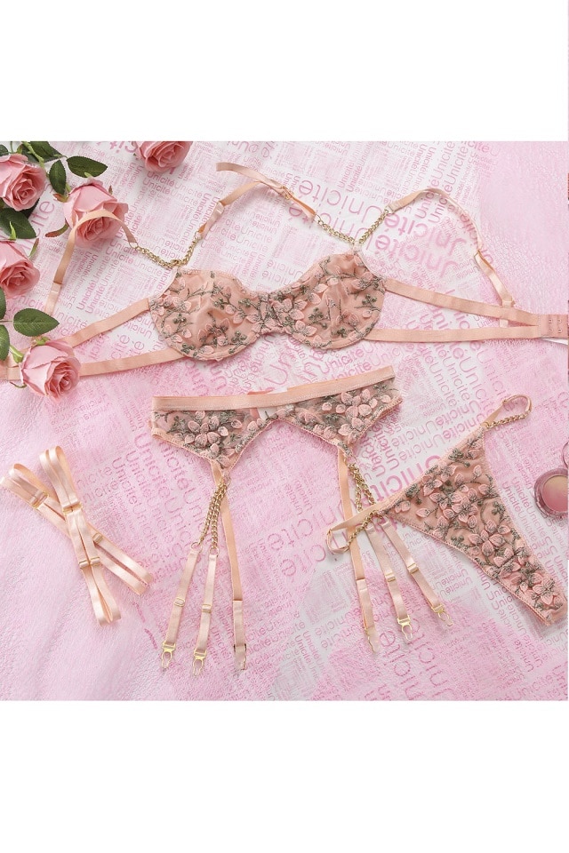 Lenjerie sexy din piese cu broderie florala, lanturi aurii, slip