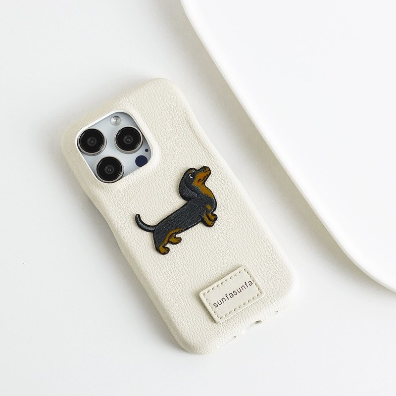 Husa de protectie, pentru iPhone 15, piele cu broderie teckel, crem