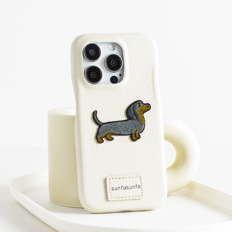 Husa de protectie, pentru iPhone 15, piele cu broderie teckel, crem