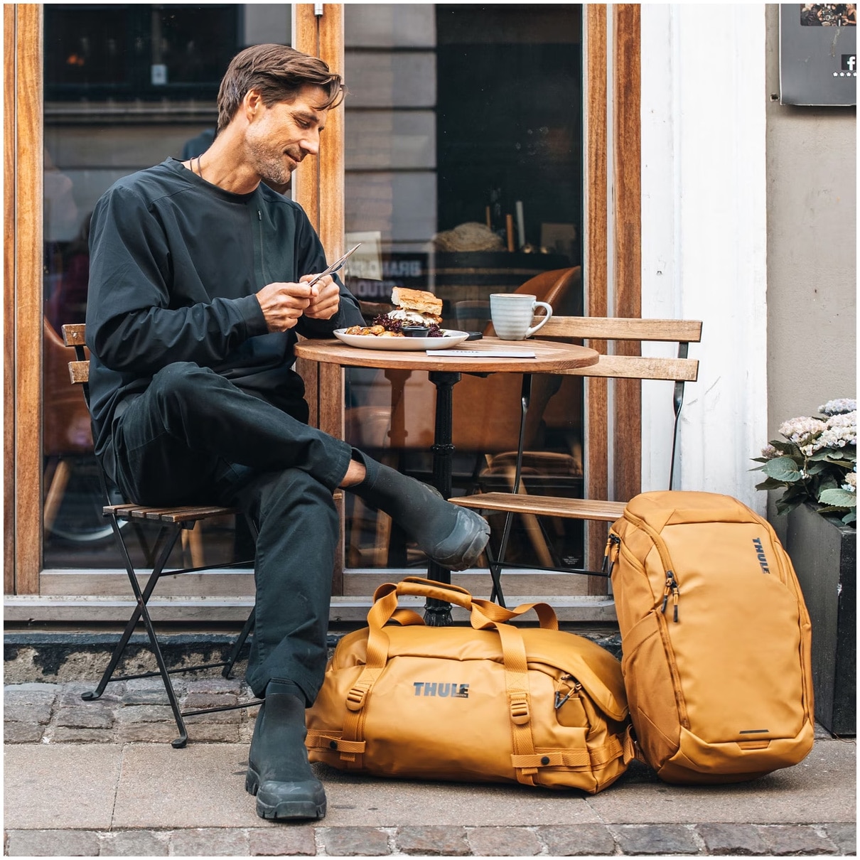 Rucsac Thule, pentru notebook de max. 15.6 inch, 1 compartiment, buzunar frontal | buzunar lateral , buzunar dorsal, waterproof, nylon, portocaliu