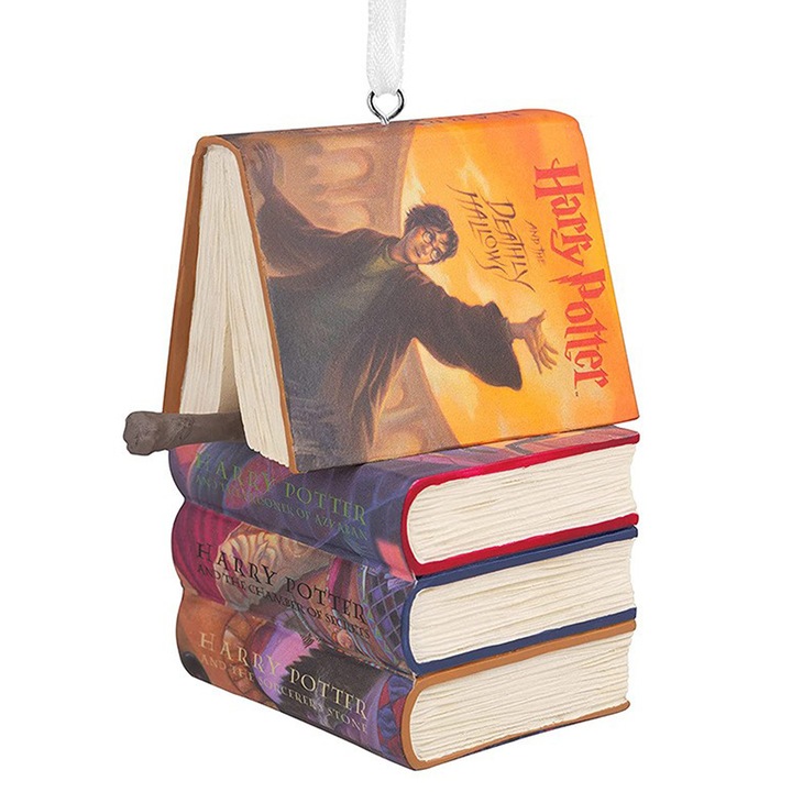 Ornament Craciun pentru iubitorii de carti, romane cu bagheta, rasina, 9x7x6cm