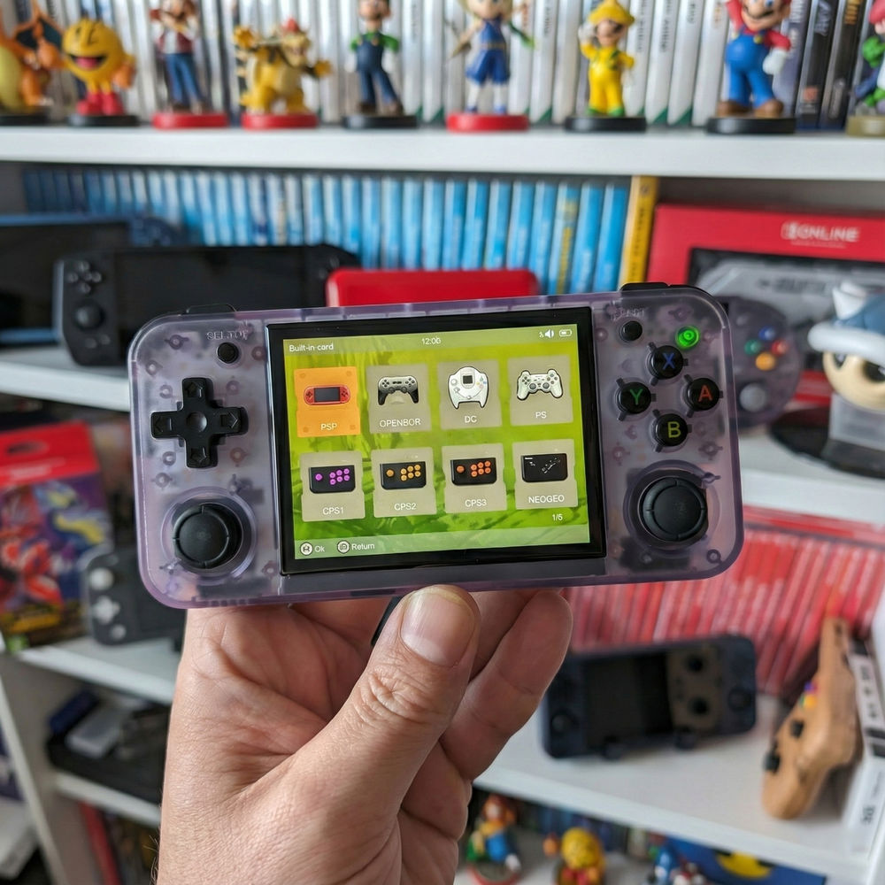 Consola retro ANBERNIC RG35XX H 64GB cu jocuri, stock OS, quad core 1.5GHz, 1GB LPDDR4, IPS LCD 3.5" 640x480, 3300 mAh, WiFi 5, Bluetooth 4.2, portabila, mov transparent