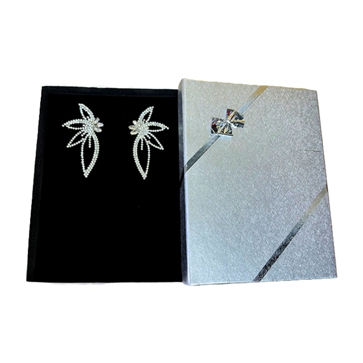 Cercei eleganti Floare de Colt, cu pietre artizanale si ambalati in cutie cadou, Argintiu