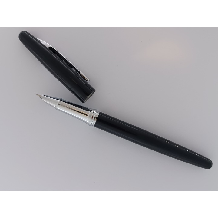 Stilou metalic Ecada, culoare corp negru lucios ornamente argintii, penita ascunsa, cu convertor sau patron de cerneala standard/lung