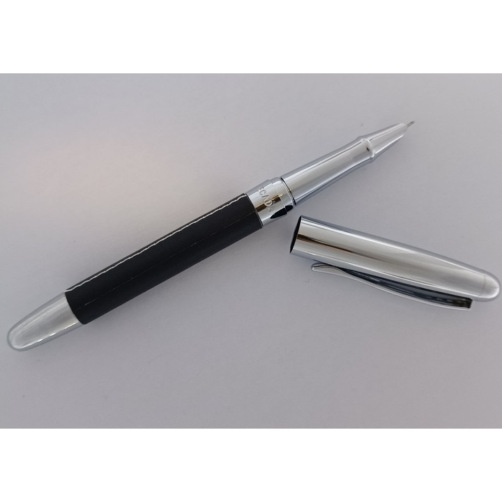 Stilou metalic Ecada, corp imbracat in piele neagra si capac argintiu lucios, penita ascunsa, cu convertor sau patron de cerneala standard/lung