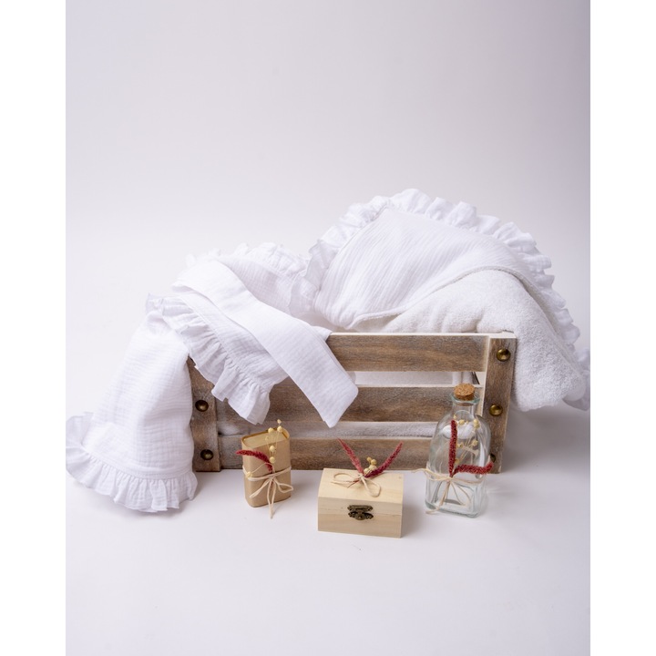 Trusou pentru botez, din muselina alba, si cutie din lemn