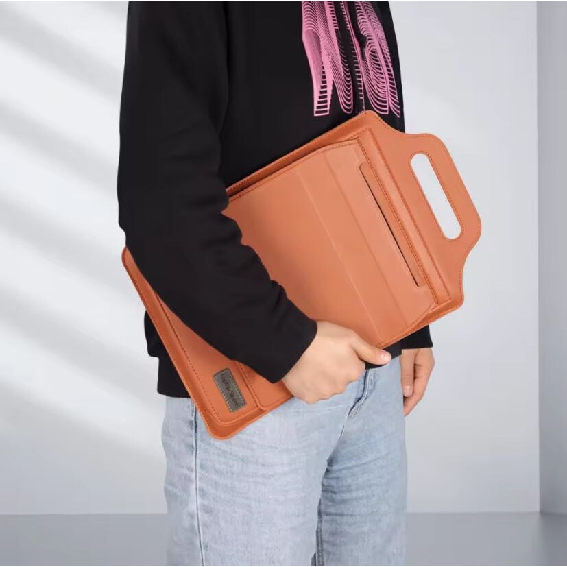 Husa Multifunctionala, MacBook Air/Pro 13″-14", Leather look, Interior moale, Suport laptop si Mouse pad, Maro
