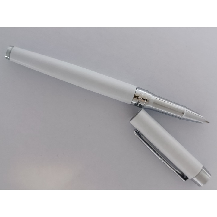 Stilou metalic Ecada, penita iridium ascunsa, culoare corp alb mat ornamente argintii, cu convertor sau patron de cerneala standard/lung