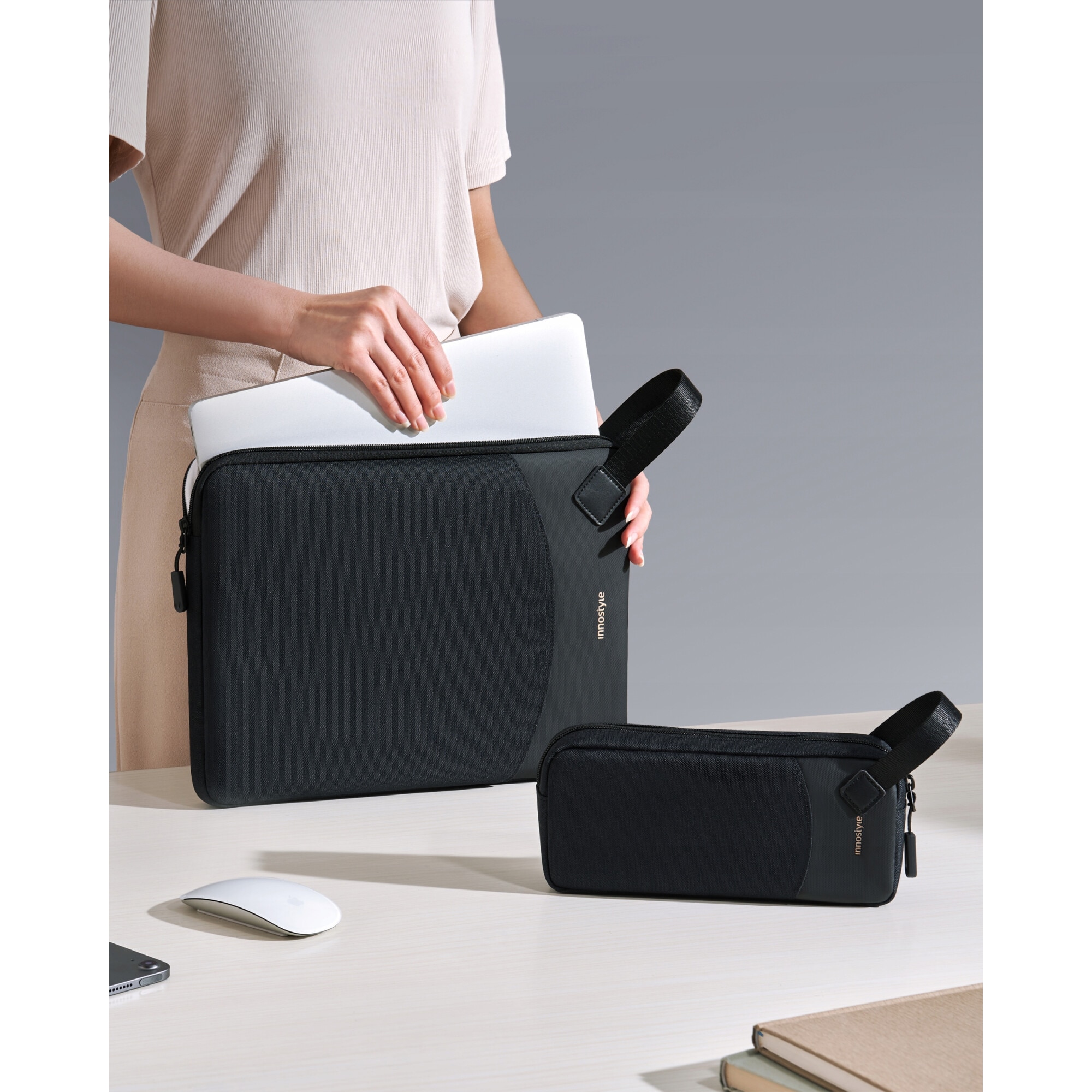 Geanta Laptop 14” Innostyle® GuardianTech Impermeabila + Geanta Gadget, Ultra-Usoara, Protectie Antisoc, Design Ergonomic, pentru Notebook/Ultrabook, Fermoare YKK, Negru