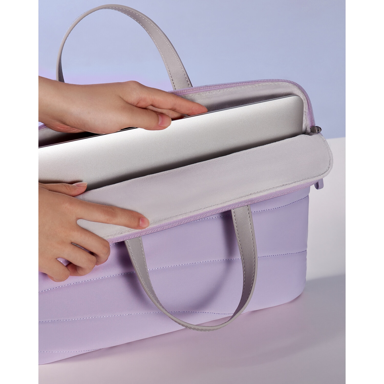 Geanta Laptop 14” Innostyle®, Impermeabila CarryLite Slim, Husa Ultra-Usoara si Rezistenta pentru Notebook/Ultrabook, Compatibila cu MacBook Pro/Air, Fermoare YKK, Compartimente Multiple, Protectie Antisoc, Design Ergonomic, Violet