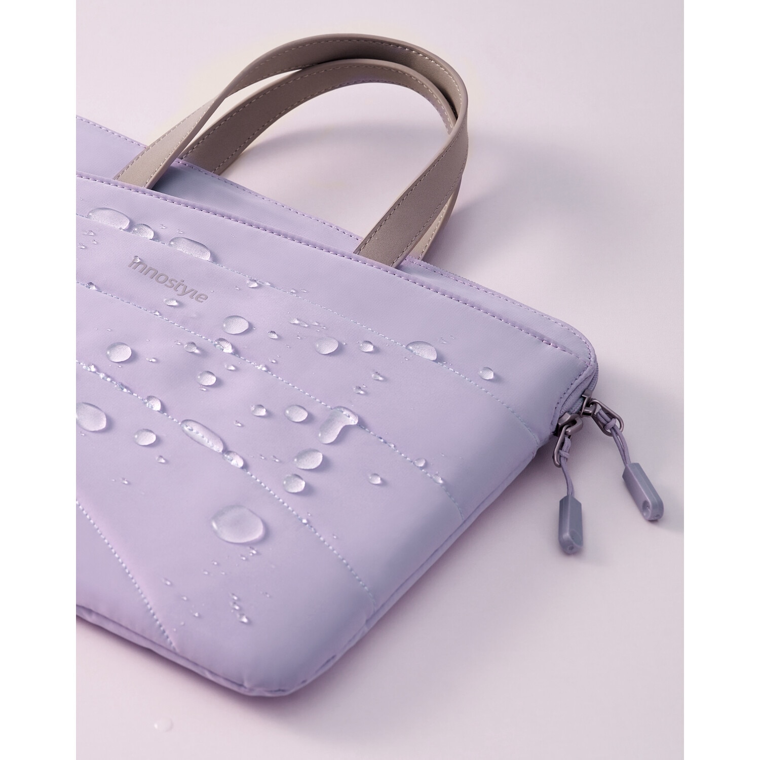Geanta Laptop 14” Innostyle®, Impermeabila CarryLite Slim, Husa Ultra-Usoara si Rezistenta pentru Notebook/Ultrabook, Compatibila cu MacBook Pro/Air, Fermoare YKK, Compartimente Multiple, Protectie Antisoc, Design Ergonomic, Violet