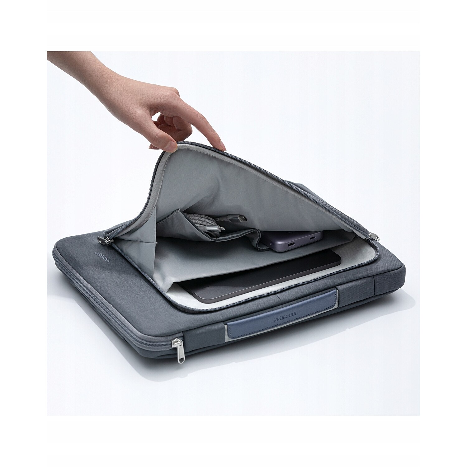 Geanta Laptop 14” Innostyle®, Impermeabila OmniProtect, Husa Ultra-Usoara si Rezistenta pentru Notebook/Ultrabook, Compatibila cu MacBook Pro/Air, Fermoare YKK, Compartimente Multiple, Protectie Antisoc, Design Ergonomic, Gri