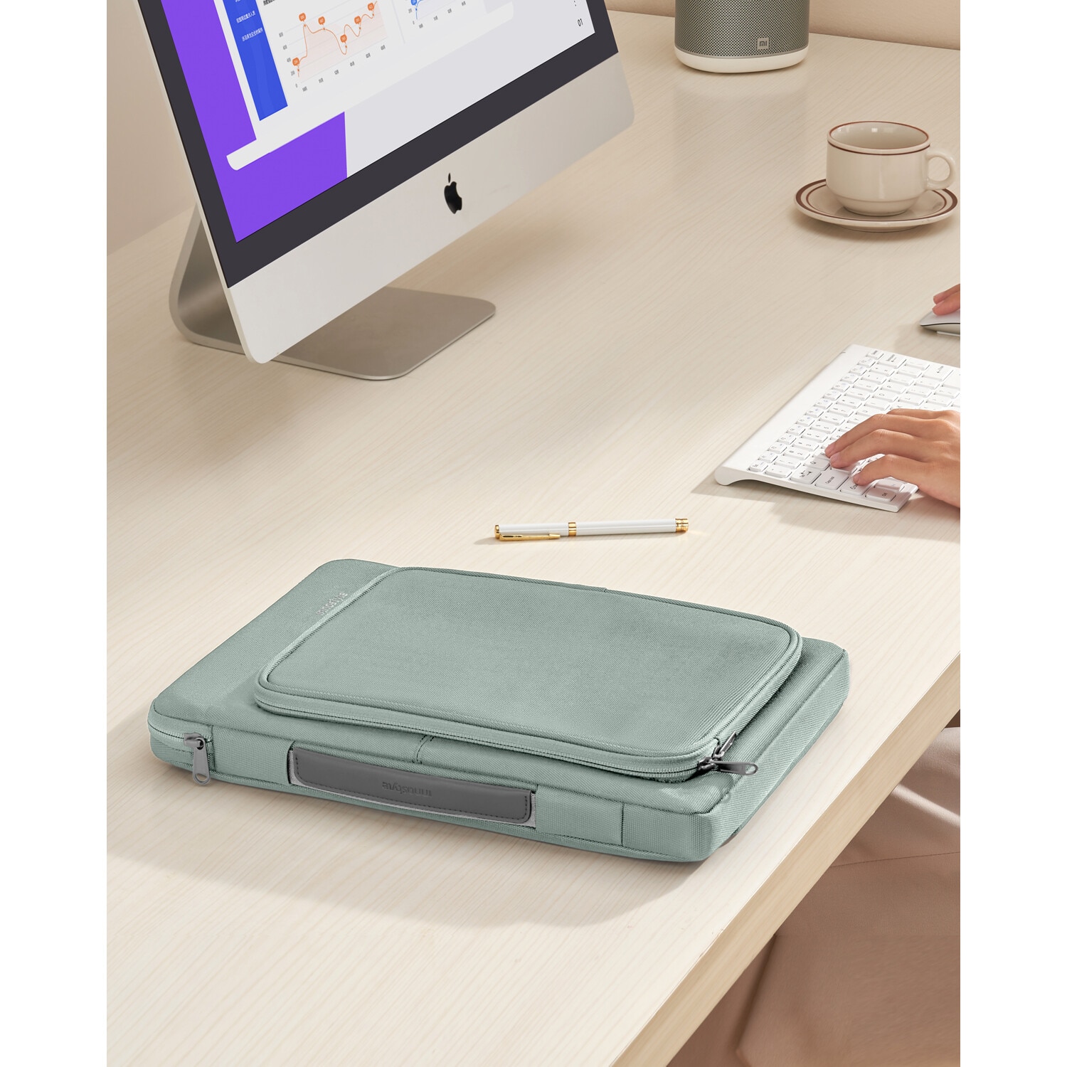 Geanta Laptop 14” Innostyle®, Impermeabila OmniProtect Eco-Friendly, Husa Ultra-Usoara si Rezistenta pentru Notebook/Ultrabook, Compatibila cu MacBook Pro/Air, Fermoare YKK, Compartimente Multiple, Protectie Antisoc, Design Ergonomic, Verde