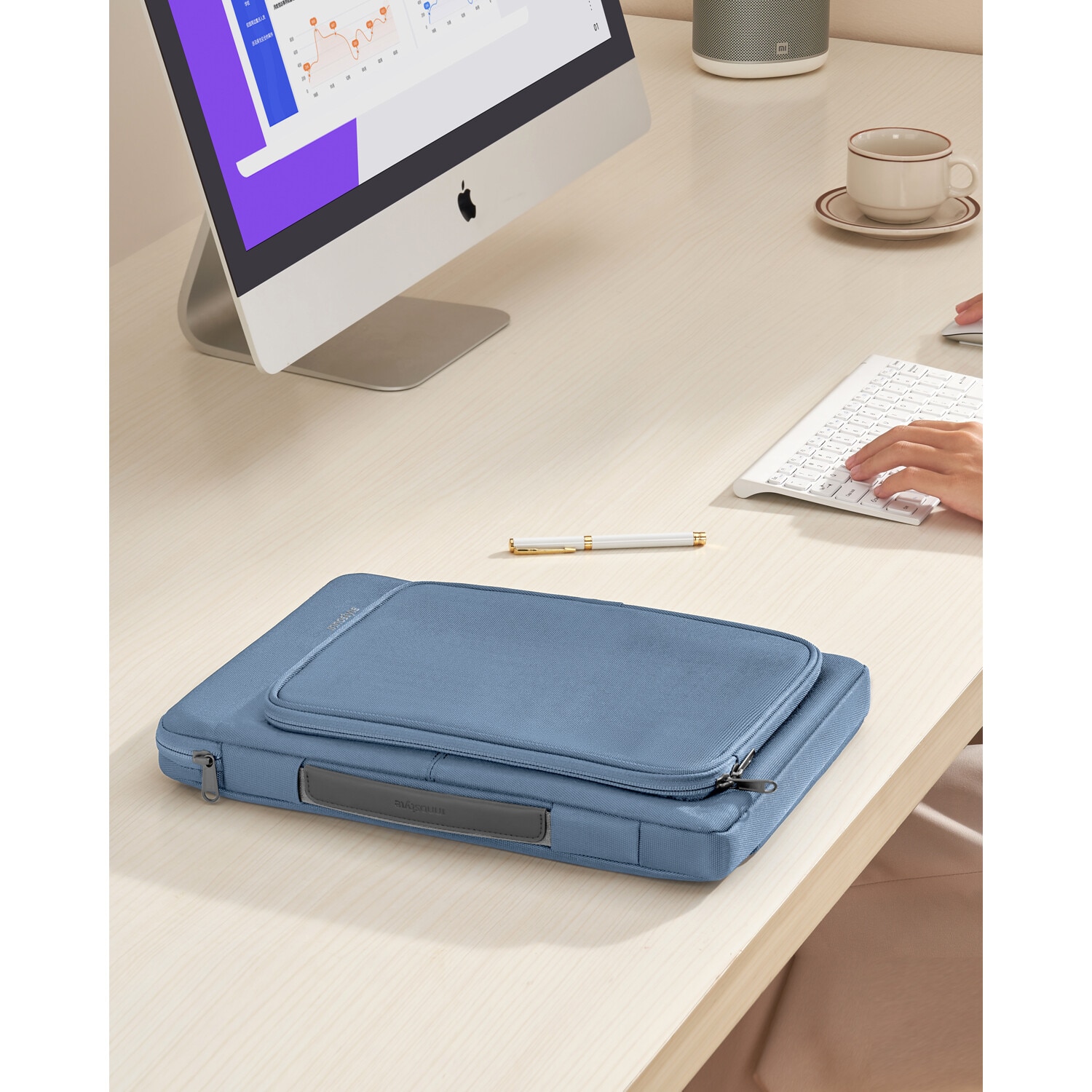 Geanta Laptop 14” Innostyle®, Impermeabila OmniProtect Eco-Friendly, Husa Ultra-Usoara si Rezistenta pentru Notebook/Ultrabook, Compatibila cu MacBook Pro/Air, Fermoare YKK, Compartimente Multiple, Protectie Antisoc, Design Ergonomic, Albastru