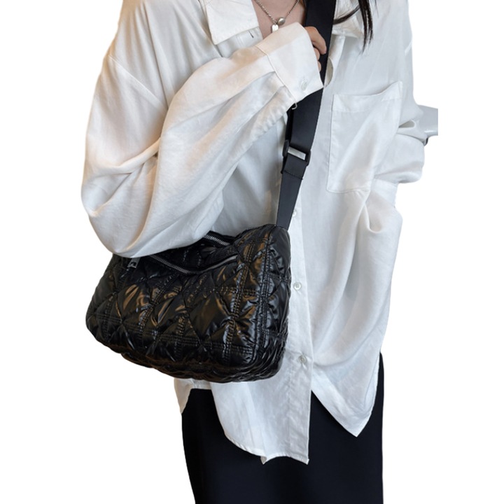 Jormftte fekete női pufi táska, 27x12x19cm, 120cm vállpánttal, vízálló