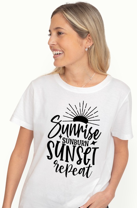 Női póló angol "Sunrise, sunburn, sunset, ismétlés" szöveggel - sunrise sunburn sunset ismétlés arcnyomattal, 100% pamut, fehér, S