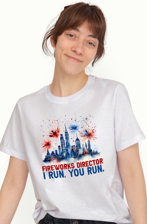 Дамска тениска с надпис "Fireworks director, I run, you run", илюстрация, фойерверки, бягане, сгради, град, нощ с щампа на лицето, 100% памук, бяло, M