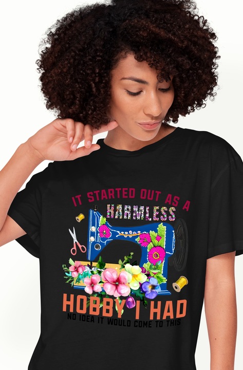 Tricou Femei cu mesajul "It started out as a harmless hobby I had, no idea it would come to this, profesie, ilustratie, munca, dedicare, pasiune, masina de cusut, croitoreasa cu imprimeu pe Fata, 100% Bumbac, Negru, XL