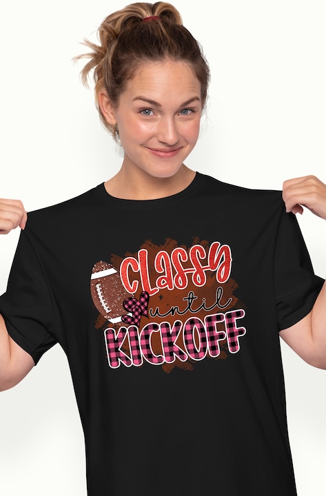 Tricou Femei cu o minge de fotbal american cu mesajul "Classy until Kickoff", start, elegant, ilustratie, sport, inimioare cu imprimeu pe Fata, 100% Bumbac, Negru, XL